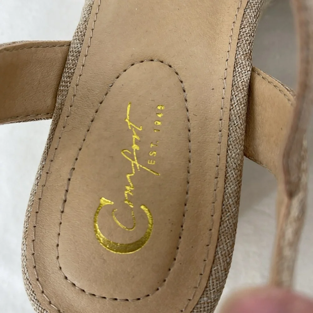 COMFORT WOMENS SIZE 7.5 Floral Embellished Platform Sandals - Tan